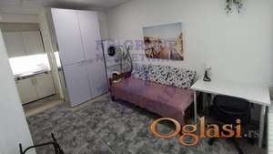 Izdaje se nameštena garsonjera od 18m² u blizini Bulevara oslobođenja