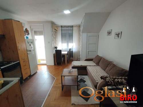 <p><br></p><p>***Lep dupleks,Nova Detelinara***</p><p><br></p><p>U ponudi lep dupleks stan u zgradi novije grdanje,uličn