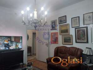 Na prodaju je funkcionalan i strukturno dobar stan, smešten na jednoj od najtraženijih lokacija u gradu – Kej .