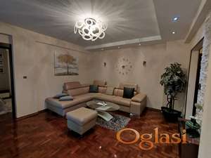 Trosoban stan sa garažom na Grbavici