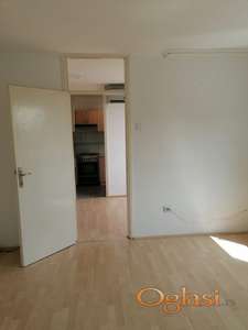 DELIMIČNO NAMEŠTEN DVOSOBAN STAN NA LIMANU III 350 EVRA