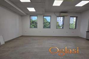 Izdajemo poslovni prostor, 677m2, Blok 63