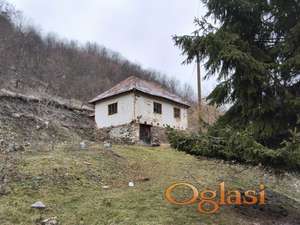 Kuća u blizini glavnog puta Kurṣ̌umlija-Kopaonik
