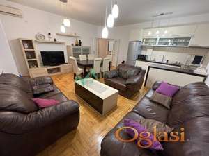 Prodaje se fenomenalan, kompletno namešten, trosoban stan, 