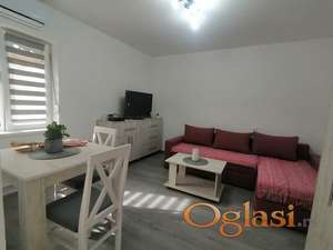 Namešten noviji dvorišni jednosoban stan 26m2 - Klisa