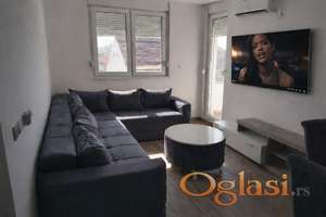 Izdaje se nov komplet namešten trosoban stan 65 m2 u centru Rume sa Parking mestom