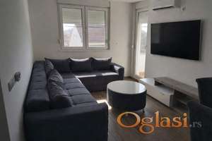 Izdaje se nov komplet namešten trosoban stan 65 m2 u centru Rume sa Parking mestom