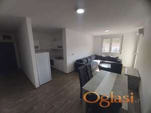 Izdaje se nov komplet namešten trosoban stan 65 m2 u centru Rume sa Parking mestom