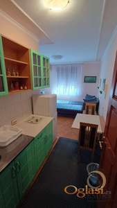 pGARSONJERA SA TROKOVIMA AVIJACIJA  ppdivdivdivAgencijska ifra 9100343 Stan se nalazi na 1 Spratu kue koja se koristila kao