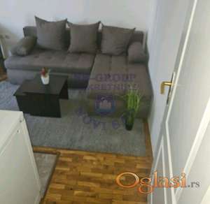 Izdaje se jednosoban, potpuno namešten stan površine 26m², smešten u prizemlju zgrade na Salajci.