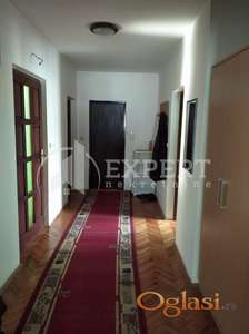 Porodična kuća u Durlanu, 301m2, plac 4,5 ari