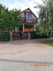 Plac sa dve odvojene stambene jedinice u Novom Bečeju Prodajem plac sa dve odvojene  stambene jedinice sa lokalom. Pednja kuca od 83m2 od kojih je prizemlje da lokalnom od 49m2 i potkrovlje od 34m2. Posebna stambena jedinica od 71m2,dnevna soba ,kupatilo,kuhinja i spavaća soba. Ponoćni objekat od 38m2  pogodno za stanovanje ili namena za radionicu. Garaža od 20m2. Gradska voda,centralno grejanje na gas. Plac je ukupno 425m2 Novi Becej Cena 80.000€ 065/204-29-85