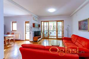 Odličan komforan četvorosoban stan 102m2,  centar - kod  Dušanovog bazara, 1.sprat