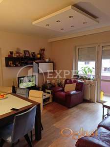 Na prodaju funkcionalan stan sa tri spavaće sobe na Somborskom bulevaru