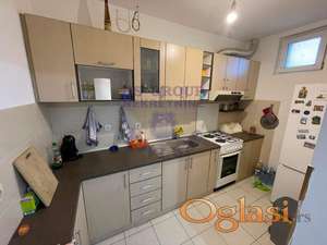 Kuća na mirnom mestu u neposrednoj blizini škole u Begeču!