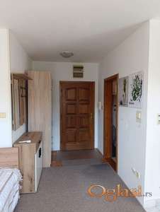 NAMEŠTENA GARSONJERA NA GRBAVICI U LASLA GALA ULICI 280 EVRA