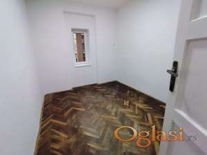 Dvoiposoban stan u polusuterenu