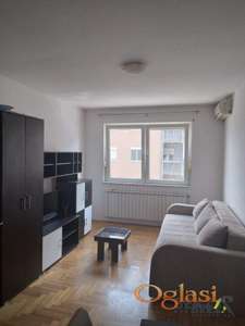 POLUNAMEŠTENA GARSONJERA NA BULEVARU EVROPE