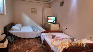 ODLIČNA PET-FRIENDLY GARSONJERA U PETROVARADINU