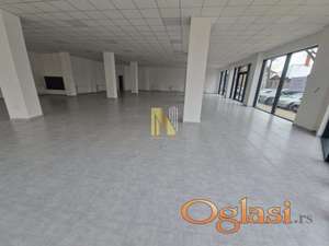 Veliki poslovni prostor u prizemlju, 520m2 – mogućnost podele na dve celine