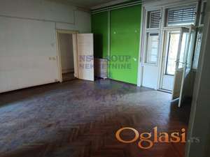 Petosoban stan u pešačkoj zoni. TOP.