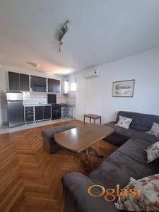 Jednoiposoban namesten stan sa parking mestom 280e!