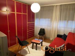 LEP JEDNOIPOSOBAN STAN KOD ŽELEZNIČKE STANICE