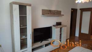 Sjajan dvosoban stan u ulici Branimira Ćosića – kompletno opremljen i spreman za useljenje odmah