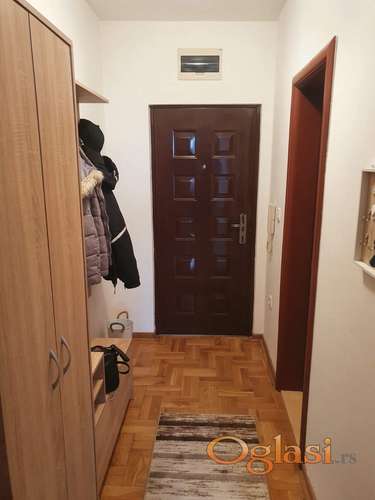 STAN NA LEPOJ LOKACIJI KOD SAJMA