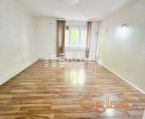 Centar, Strahinjića Bana 70m2,2.5-renoviran,mesto za reklamu #4487