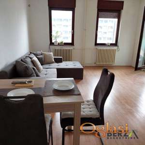  KOMFORAN, LEPO NAMEŠTEN DVOSOBAN STAN KOD SAJMA