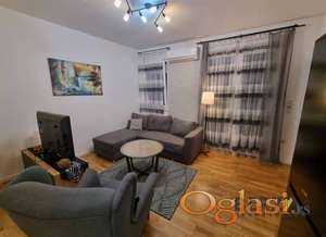  MODERAN JEDNOIPOSOBAN STAN SA PARKING MESTOM - PODBARA