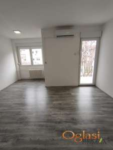 KOMFORAN RENOVIRAN DVOSOBAN STAN KOD STANICE