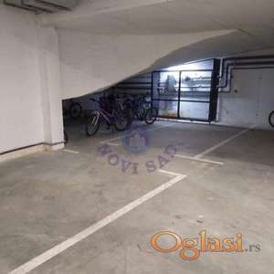 Izdaje se prostrano garažno mesto na odličnoj lokaciji, u novoj zgradi!