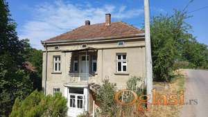 Kuća na 13,85 ari sa pomoćnim objektima na kilometar od centra Boljevca izlazi na asvaltni put Boljevac Knjaževac