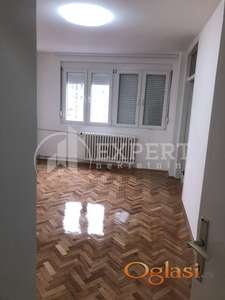 Izdaje se poslovni prostor na Crvenom pevcu