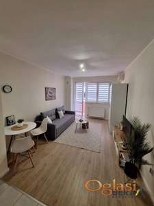  KOMFORNA, LEPO NAMEŠTENA GARSONJERA - BULEVAR