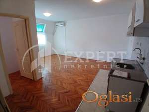 Izdaje se nenamešten jednoiposoban stan u strogom centru grada, 40m2, grejanje na struju