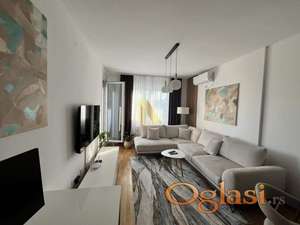 Izdaje se potpuno nov, luksuzno opremljen dvosoban stan u kompleksu Square Garden – 50m²