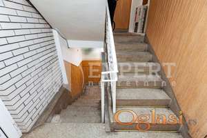 Kuća sa dvorištem i garažom, površine 240 m2, dvorište 2,6 ara, garaža 28 m2.