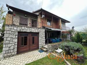 Kuća sa velikim placem na glavnom putu Iriga