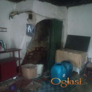 Gornja Sabanta - plac uz regionalni put Kragujevac Jagodina i dve stare kuće