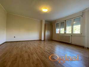 Delimično namešten stan na Limanu