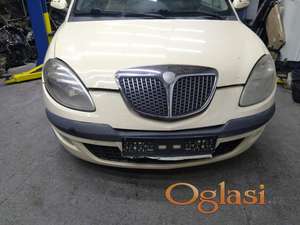 Lancia ypsilon prednji branik kod boje 228