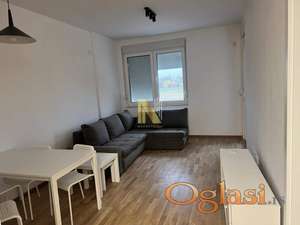 JEDNOIPOSOBAN STAN U SQUARE GARDENU SA PARKING MESTOM