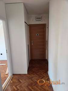 Izdajem odlican stan na jednoj od najboljih lokacija - Bulevar Oslobodjnenja (preko puta stadiona)