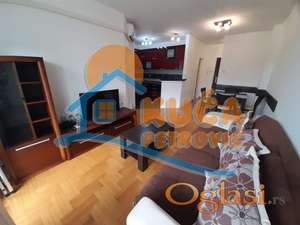 Izdajaje se jednoiposoban namešten stan u centru na keju, 42m2, garažno mesto