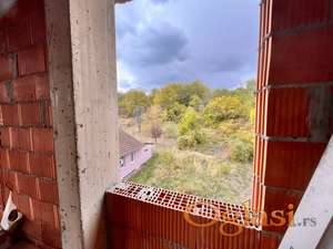 Petrovaradin stan 78m2 sa parking mestom u dvorištu, Hitno!