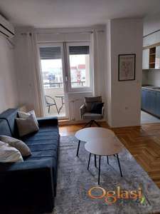  MODERAN TROIPOSOBAN STAN SA GARAŽOM - PODBARA