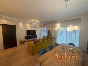 Na Limanu 3, prestižnoj lokaciji privilegovanih, u kvalitetno zidanoj zgradi nalazi se ovaj trosobni, raskošni stan!